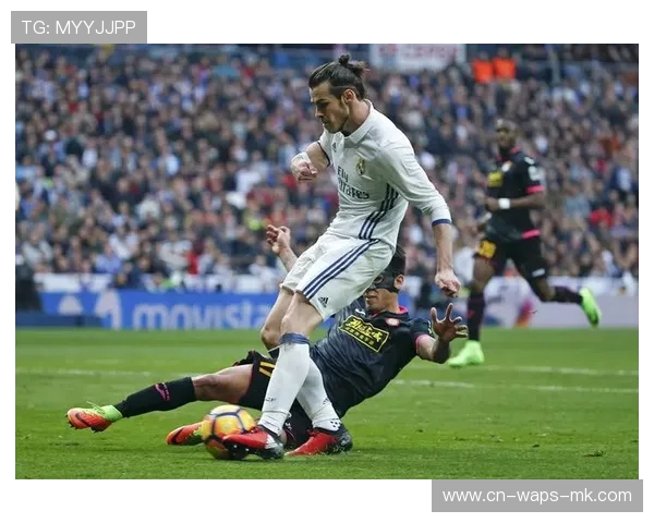 皇家马德里外线连续强攻打穿两层区域制造绝佳时机